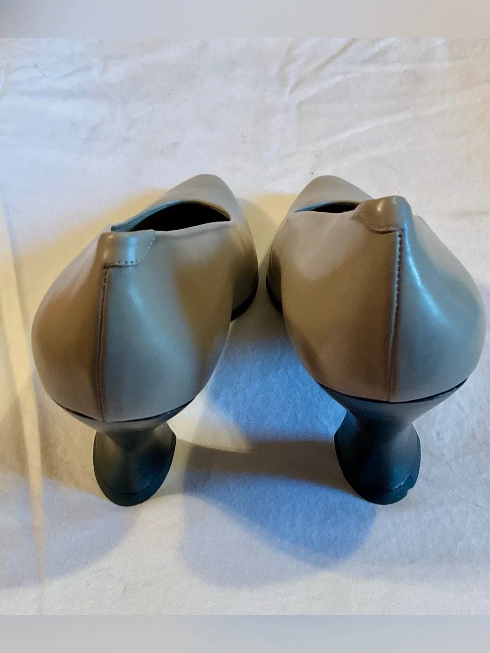 Vintage Anne Klein Taupe Leather Pointed-Toe Kitten Heel Pumps 7 Narrow
